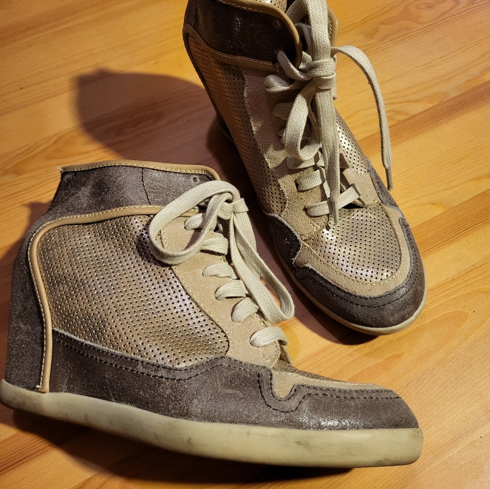 Fashion Women's Hidden Wedges Sneakers Size 10.